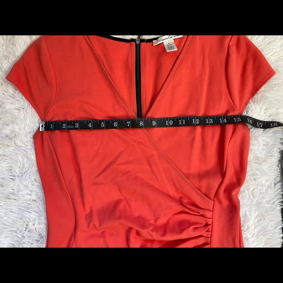 Kenneth Cole Dress with ruched hip and zippered back in contrasting black Sz 8 - Picture 5 of 7